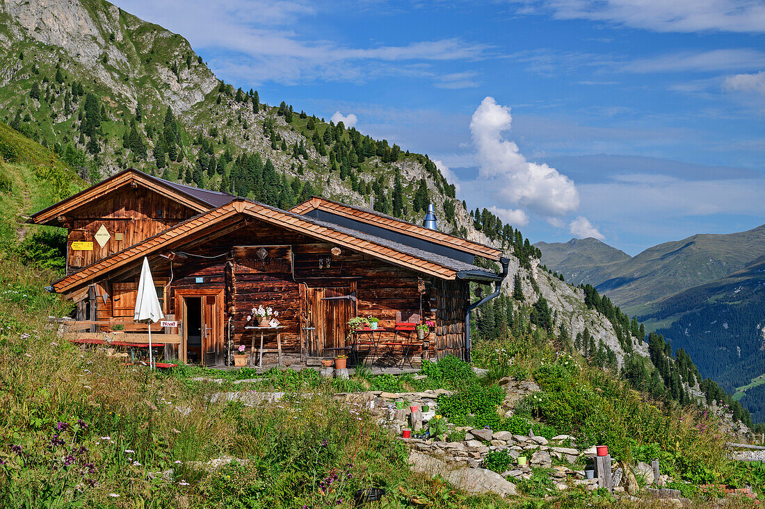 Almgebäude mit Kitzbüheler Alpen im Hintergrund, nahe der Gamshütte, Zillertaler Alpen, Tirol, Österreich