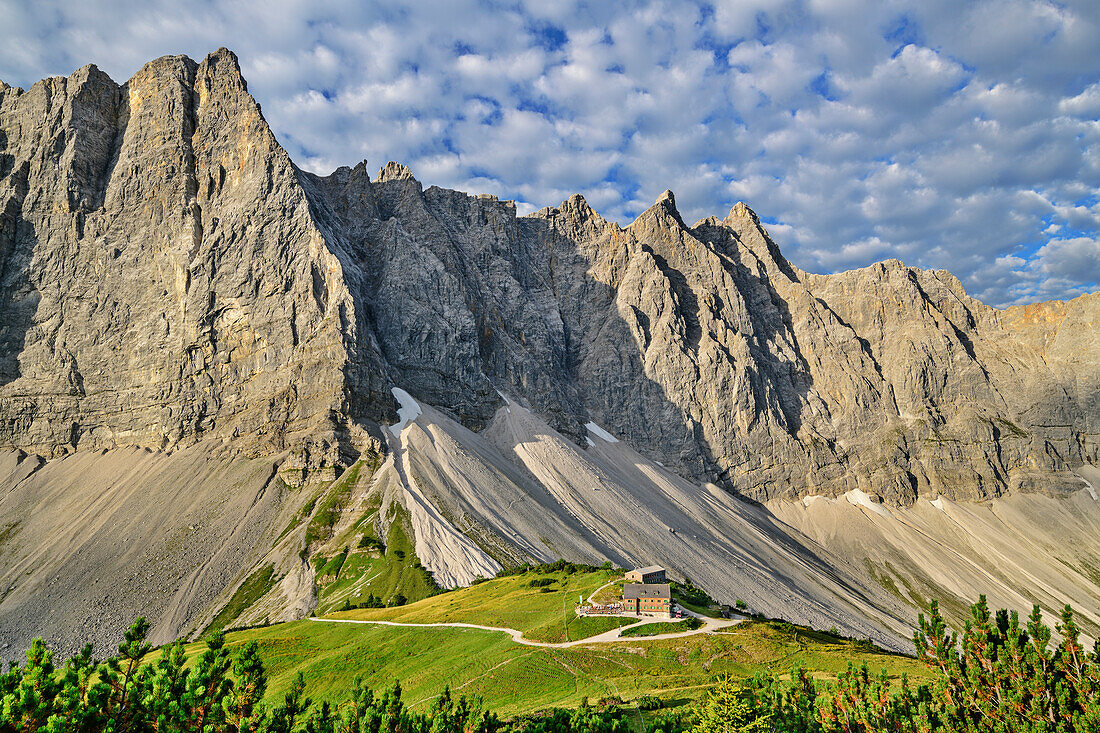 Blick auf Laliderer Wände mit Herzogkante und Falkenhütte, vom Mahnkopf, Karwendel, Tirol, Österreich 
