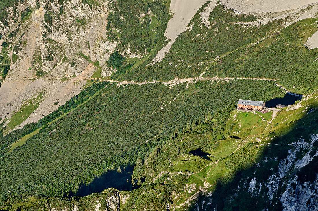 Tiefblick auf Gruttenhütte, vom Kleinen Törl, Kaisergebirge, Tirol, Österreich