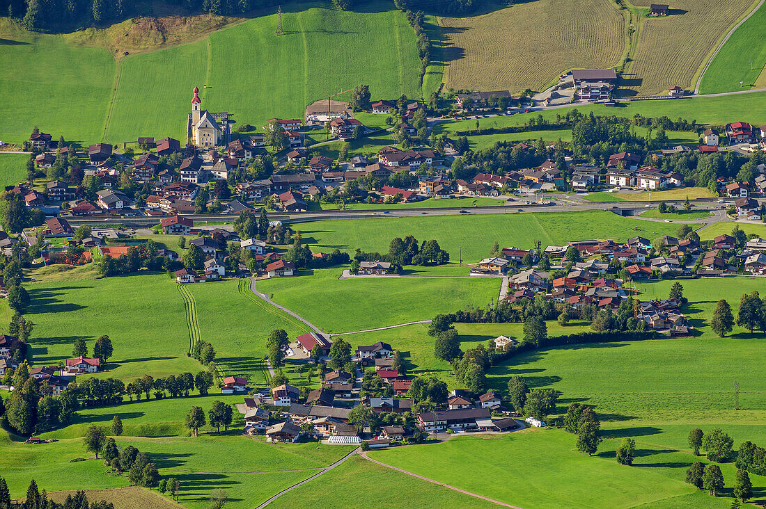 Tiefblick auf Ortschaft Going, vom Kleinen Törl, Kaisergebirge, Tirol, Österreich