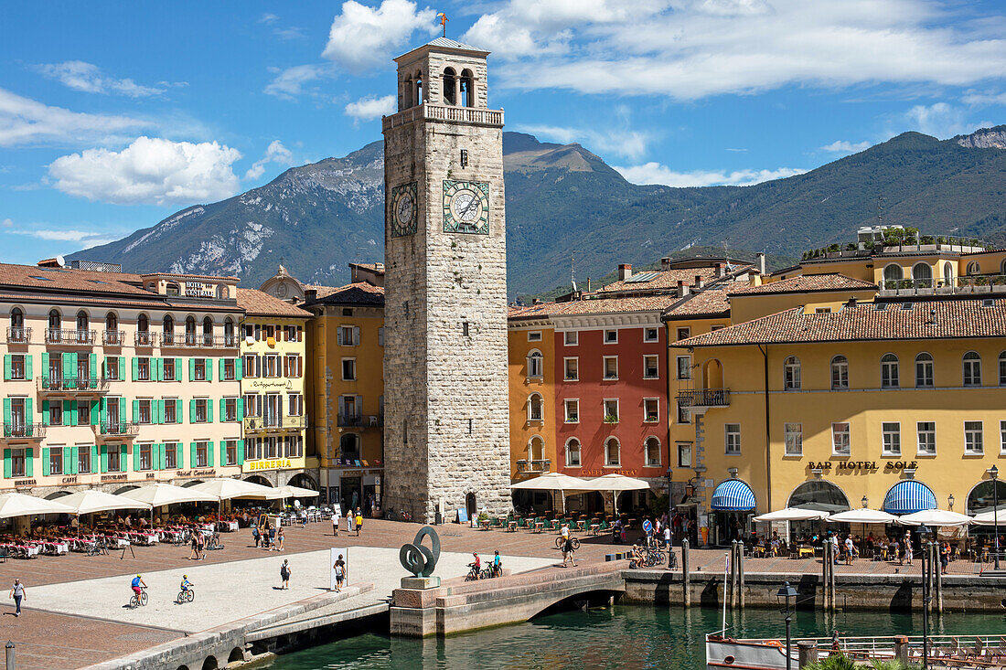 Die Piazza III Novembre mit dem Torre Apponale, Riva del Garda, Gardasee, Italien
