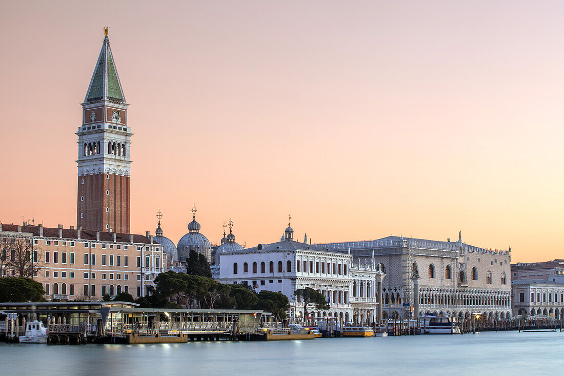Malerischer Sonnenaufgang über dem Markusplatz, Venedig, Italien