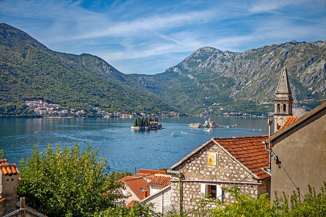 Bucht von Kotor mit "Our Lady of the rocks" und "Sveti Dordje", Perast, Montenegro