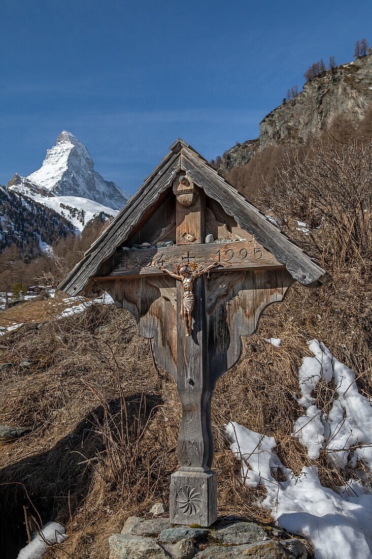  Wooden cross on the Edelweissweg near Zermatt - in the background: the Matterhorn, Valais, Switzerland 