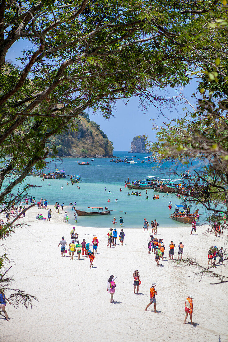 Urlauber, Touristen am Strand von Krabi, Thailand