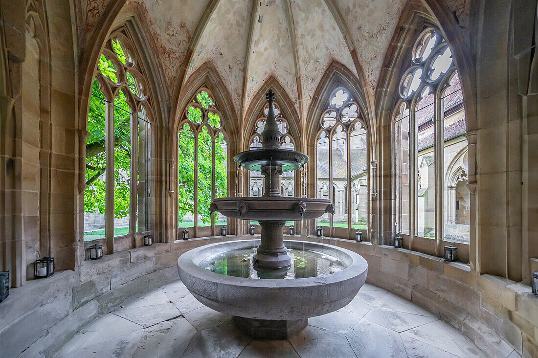 Kreuzgang mit Brunnenhaus, Zisterzienserabtei Kloster Maulbronn, Maulbronn, Schwarzwald, Baden-Württemberg, Deutschland