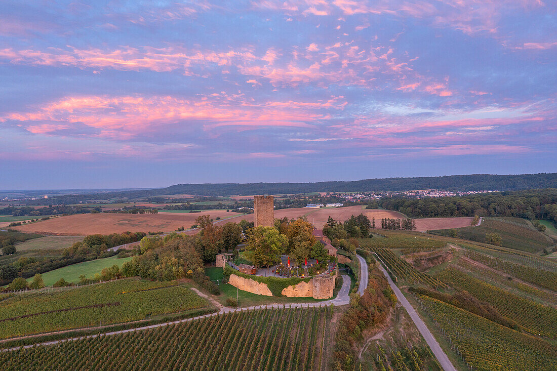 Luftansicht der Burg Ravensburg bei Sulzfeld im Sonnenuntergang, Kraichgau, Baden-Württemberg, Deutschland