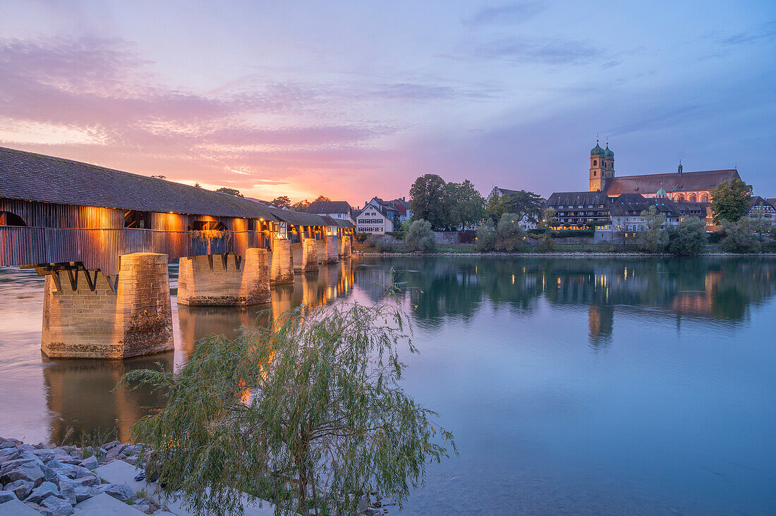 Überdachte Holzbrücke und Fridolinsmünster bei Sonnenuntergang, Hotzenwald, Bad Säckingen, Hochrhein, Rhein, Schwarzwald, Baden-Württemberg, Deutschland