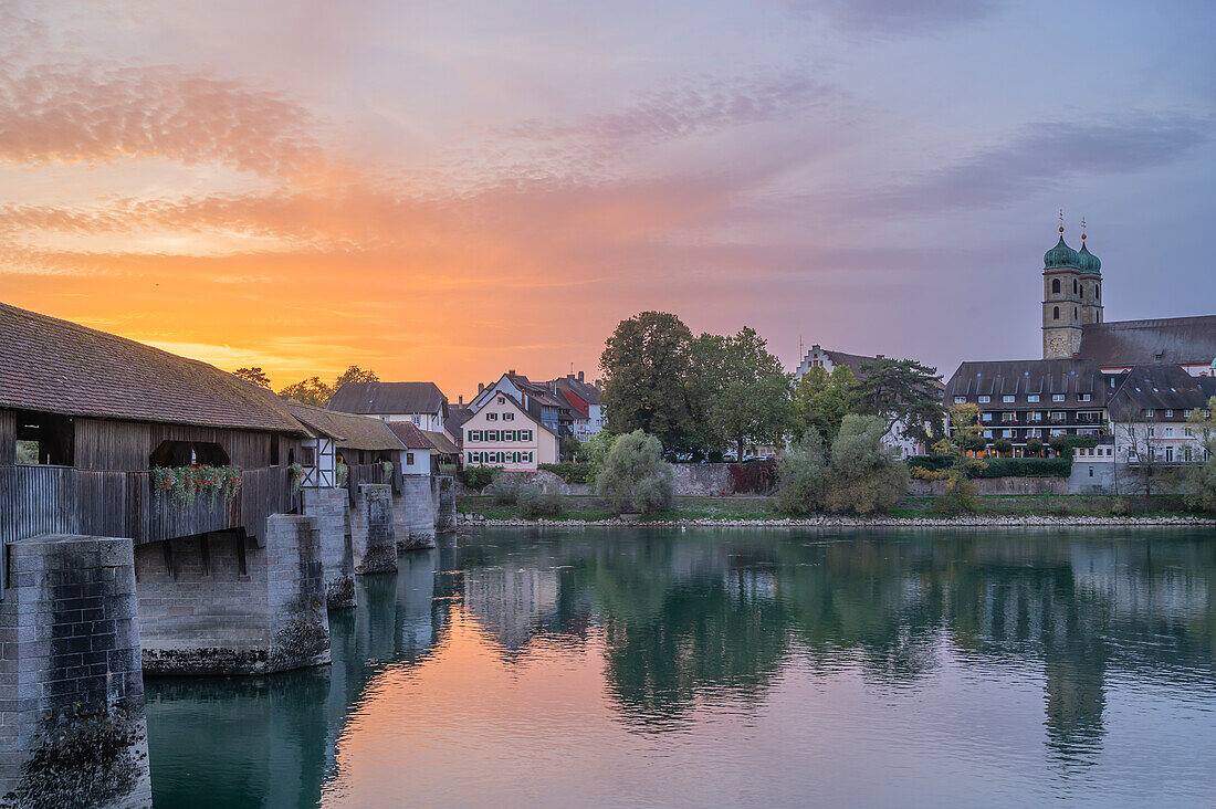  Covered wooden bridge and Fridolinsmünster in Bad Säckingen at sunset, Hotzenwald, Bad Säckingen, High Rhine, Rhine, Black Forest, Baden-Württemberg, Germany 