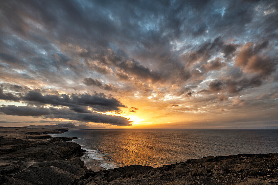 Sonnenuntergang an der Küste von Fuerteventura, Spanien