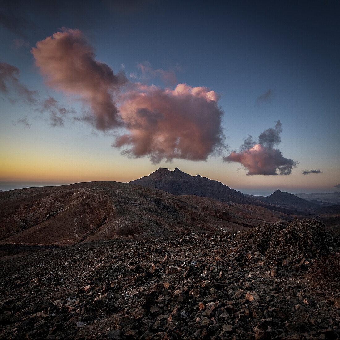 Rosa Wolken über Berge, Fuerteventura, Spanien