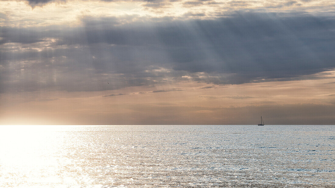 Blick auf Meer mit Segelboot und Sonnenstrahlen, Idylle bei Munkerup, Dänemark