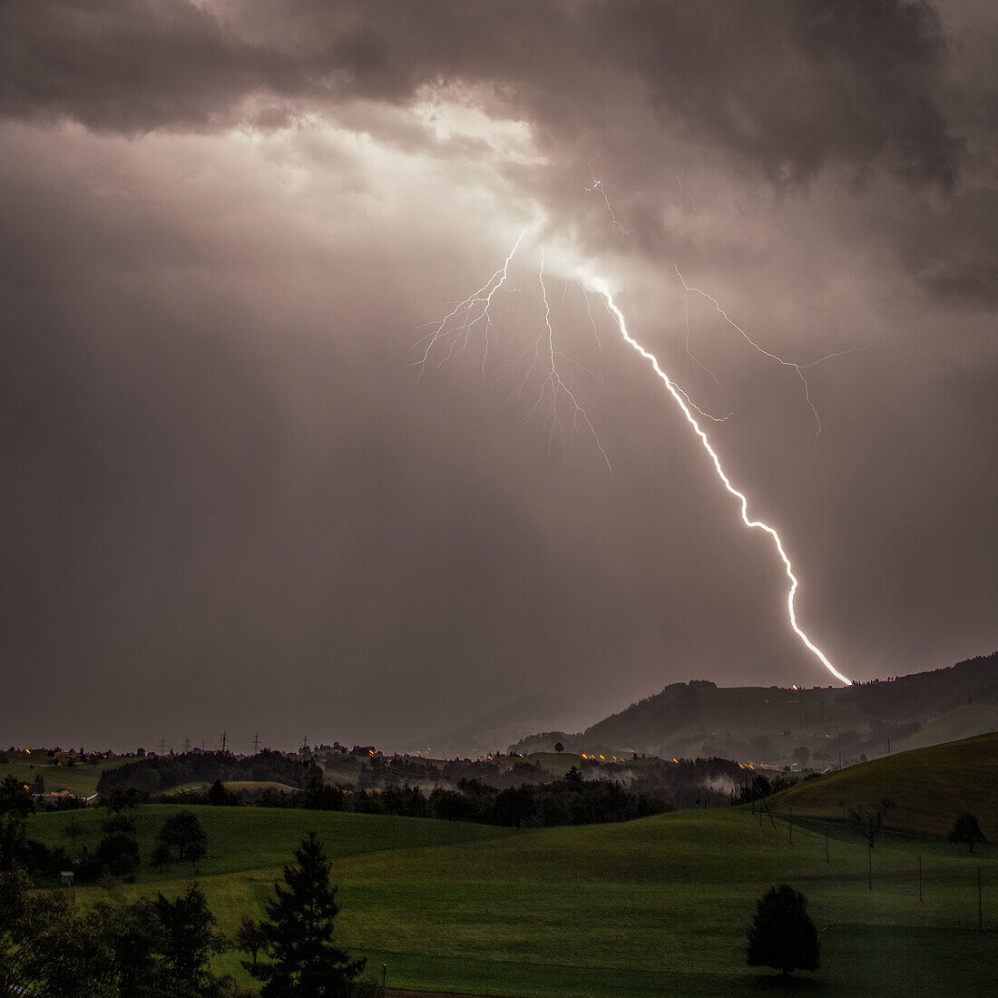 Blitz über dem Oberland, Neuheim, Zuig, Schweiz