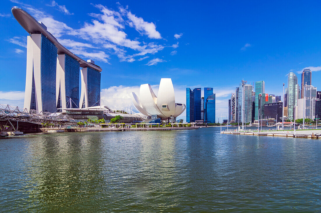 Blick auf Hotel Marina Bay Sands und Art-Science Museum im  SkyPark, Marina Bay, am Fluss Singapore River, Halbinsel Marina South, Singapur, Asien