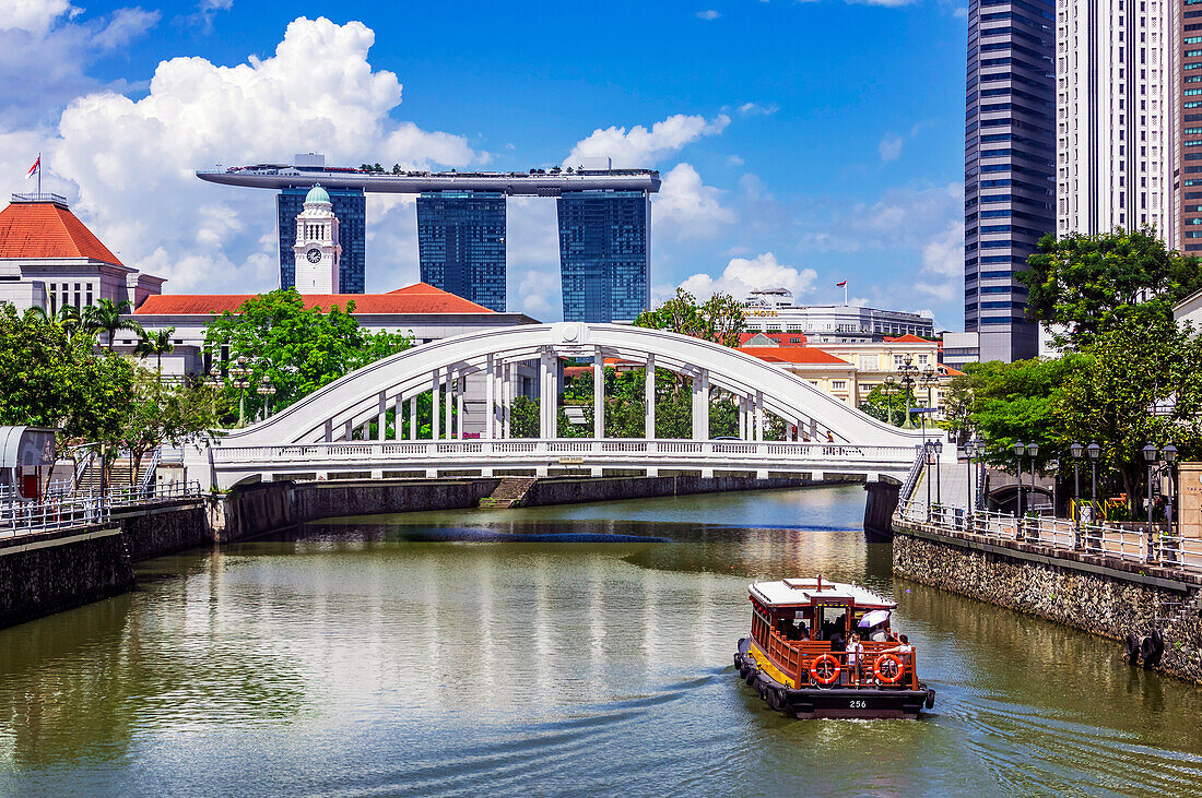Bootsfahrt am Fluss und Stadtansichten mit Blick auf Marina Bay Sands Hotel, Hauptinsel Pulau Ujong, Singapur, Asien