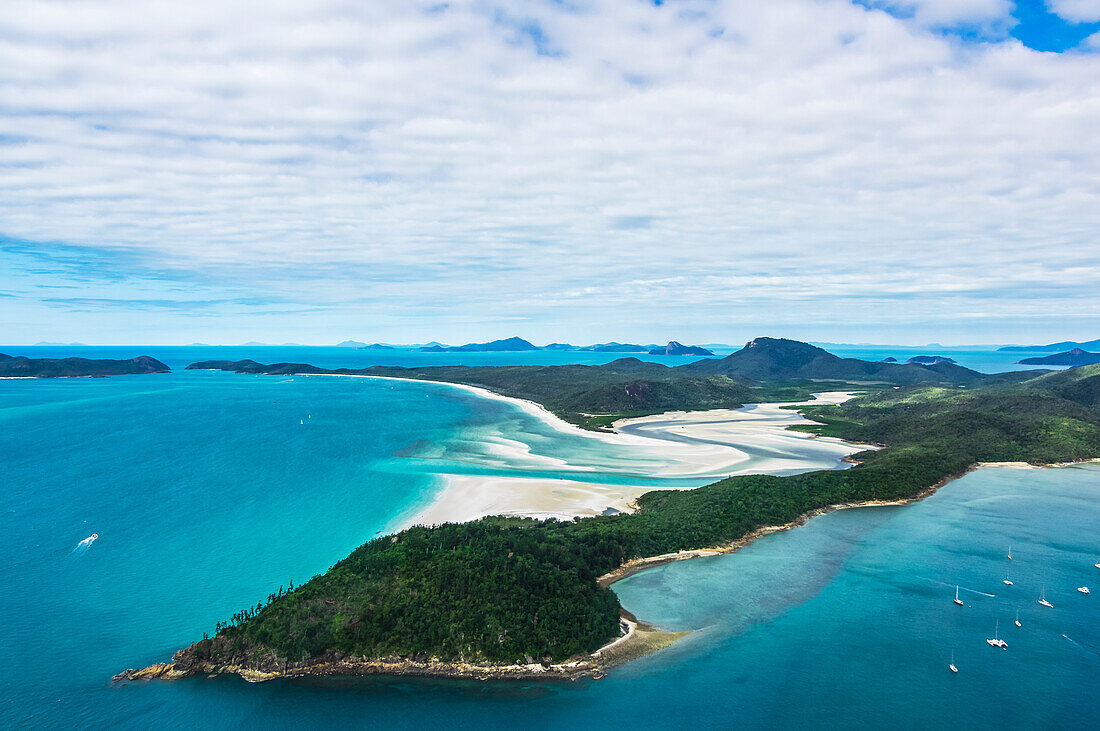 Luftaufnahme auf Hamilton Island und kleine Atolle der Whitsunday Islands, Nähe Great Barrier Reef, Ostküste, Queensland, Australien