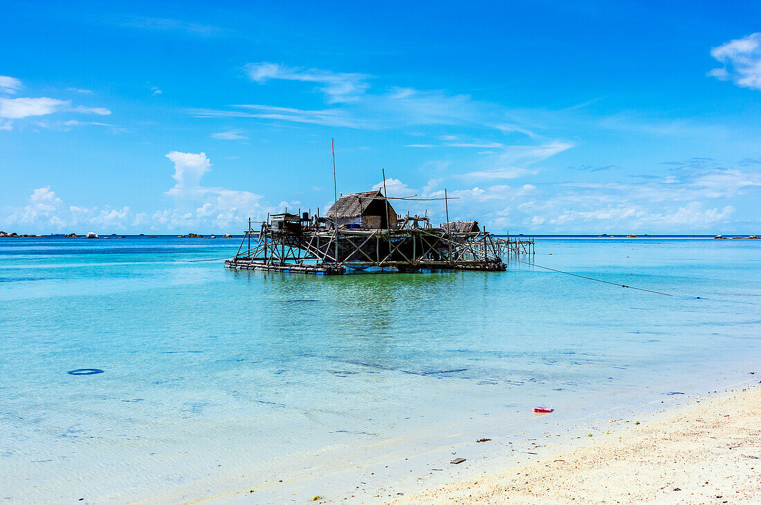 Fischerhütte als schwimmende Insel vor dem Strand, auf einer Insel in der Nähe von Bintan, Riau-Archipel, Indonesien, Südostasien