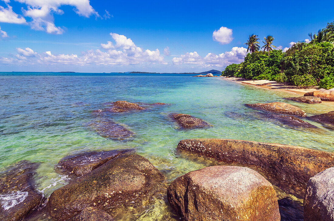 Felsen im Wasser am idyllischen Strand, auf einer Insel in der Nähe von Bintan, Riau-Archipel, Indonesien, Südostasien