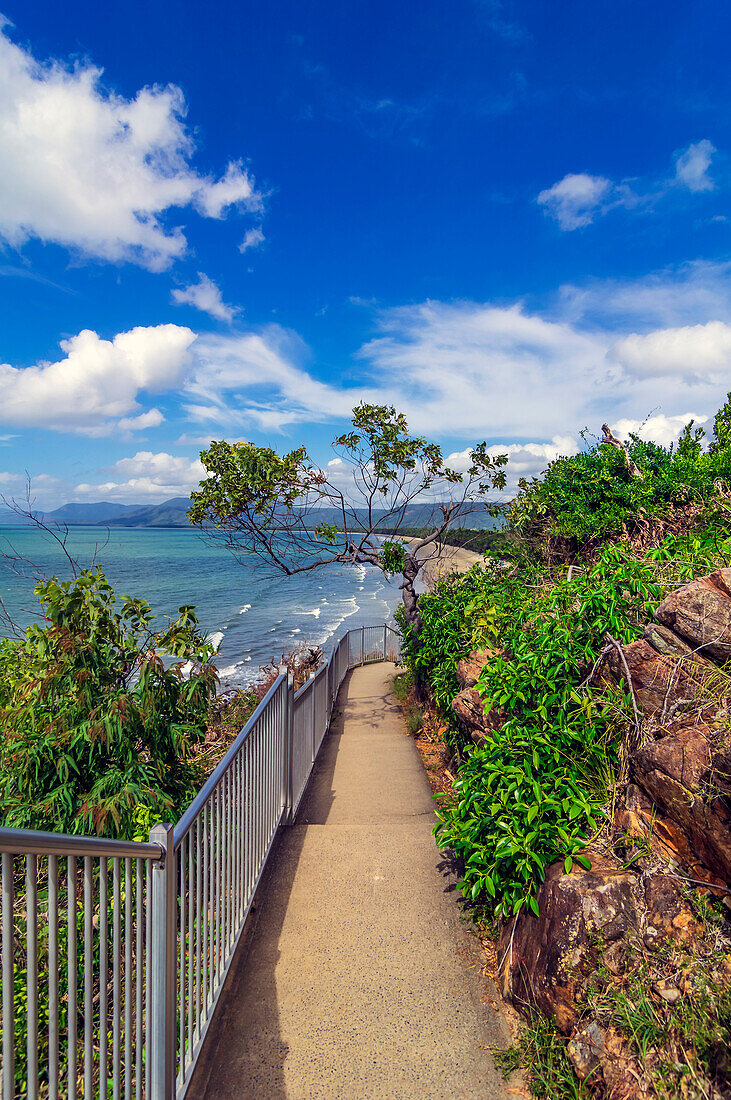 Weg und Blick zum Four Mile Beach, Port Douglas, Korallenmeer, Queensland, Australien