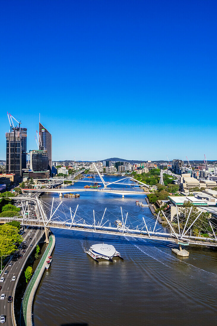 Blick aus der Luft auf Kurilpa Bridge und Brisbane River, Brisbane, Hauptstadt von Queensland, Australien