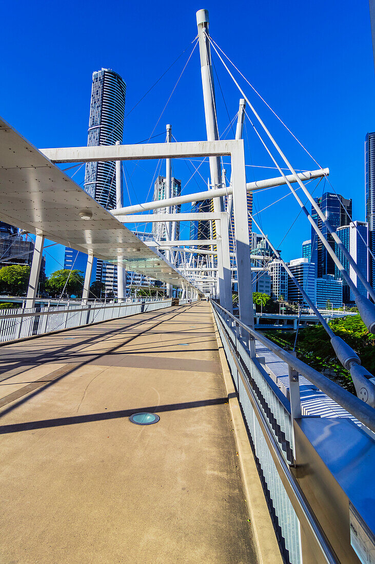 Die Fußgängerbrücke Kurilpa Bridge und Skyline am Brisbane River, Brisbane, Hauptstadt von Queensland, Australien