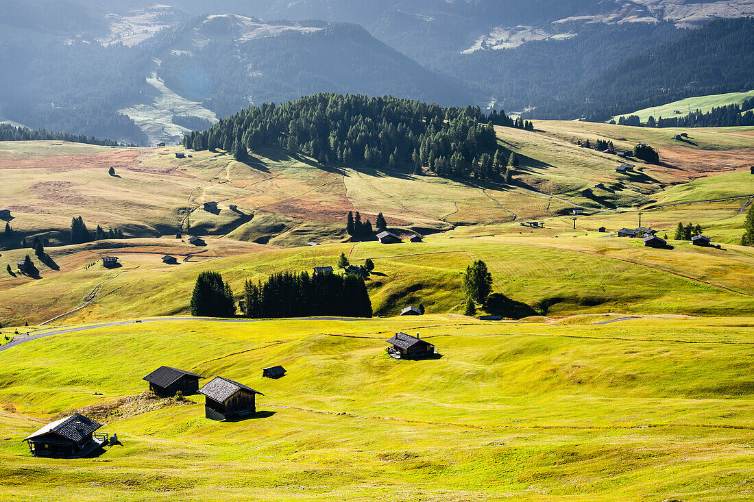 Sommerlicher Herbsttag auf der Seiser Alm, Dolomiten, Südtirol, Italien
