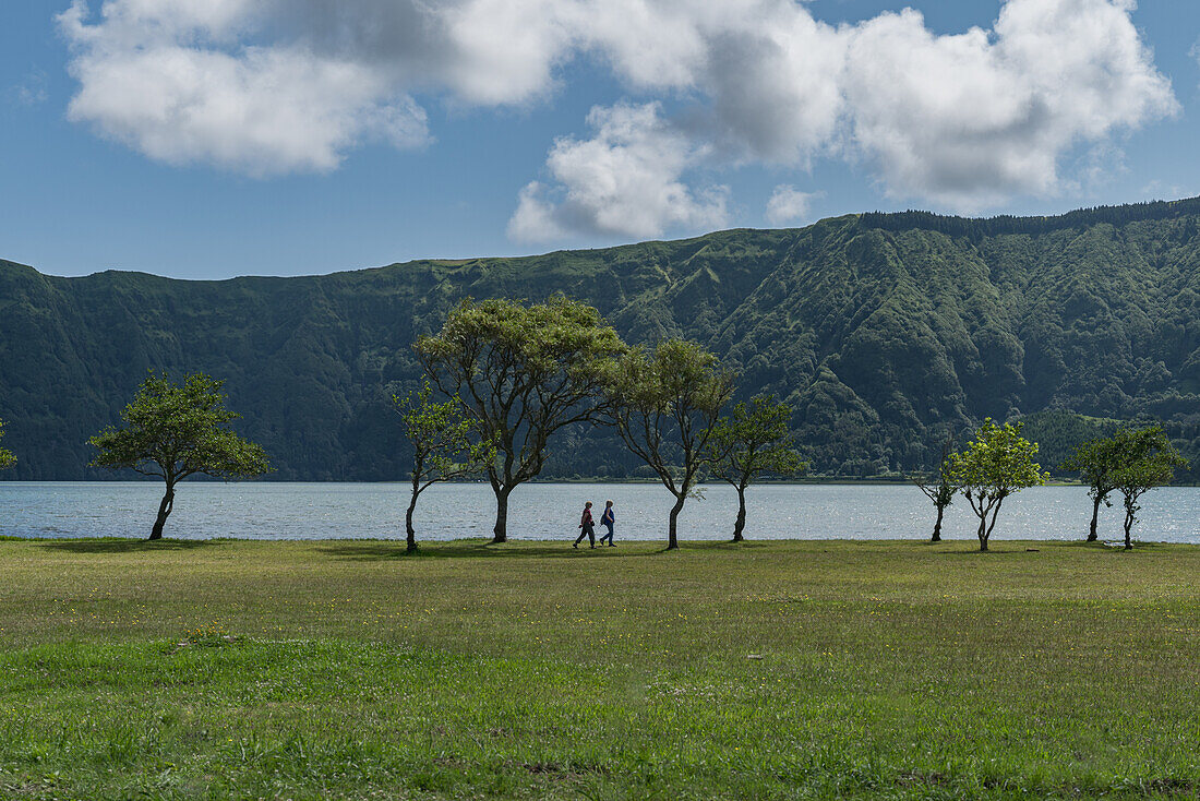  View of the volcanic lake Lagoa Azul in Sete Cidades on the Azores island of Sao Miguel. 