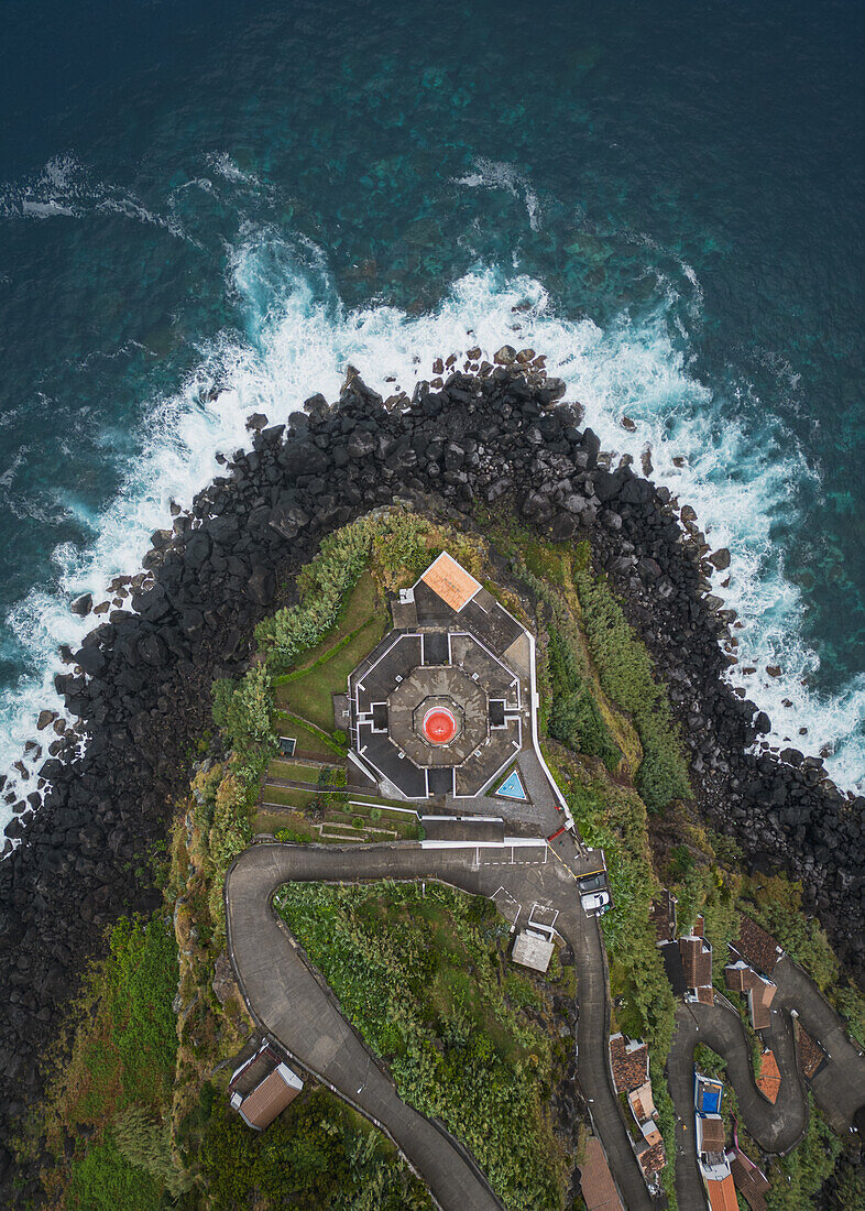 Blick auf den Farol do Arnel aus der Vogelperspektive an der Küste von Sao Miguel, Azoren