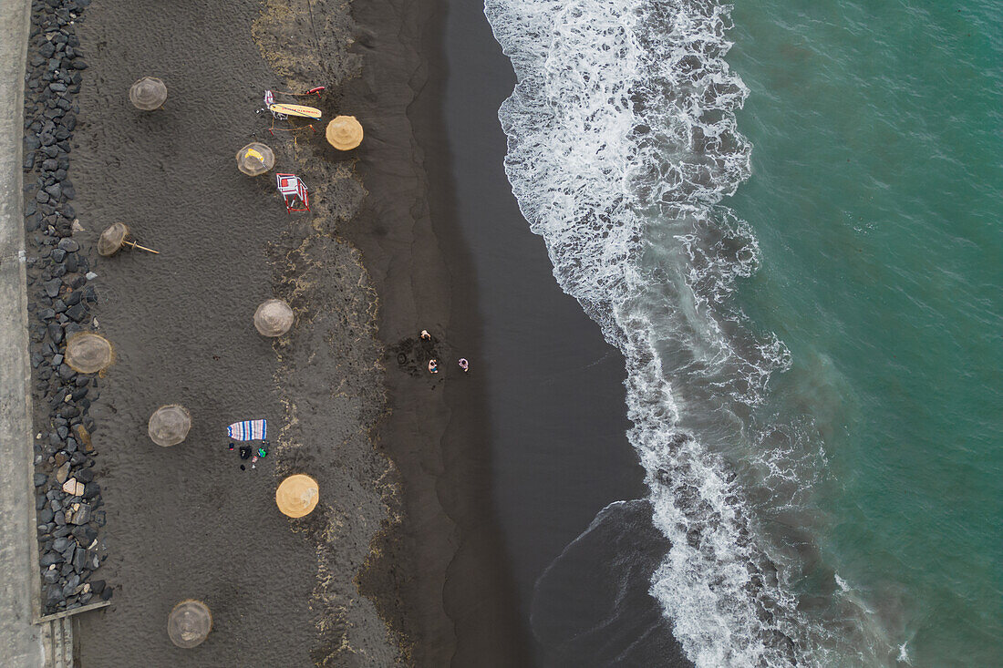 Vogelperspektive vom Strand Praia do Fogo in Ribeira Quente auf der Insel Sao Miguel, Azoren