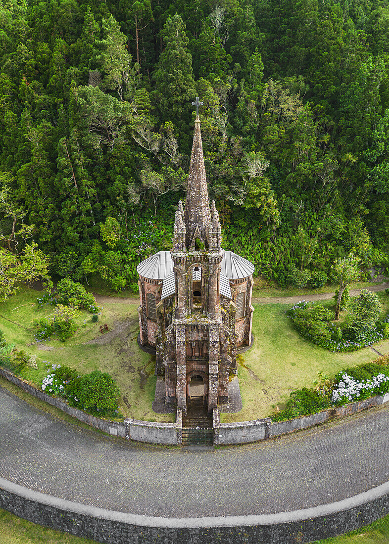 Luftaufnahme der kleinen Kirche Capela Nossa Senhora das Vitórias am Furnas See auf Sao Miguel, Azoren