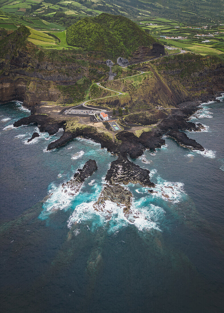 Luftaufnahme auf den Küstenabschnitt Porta do Diabo auf der Azoren Insel Sao Miguel