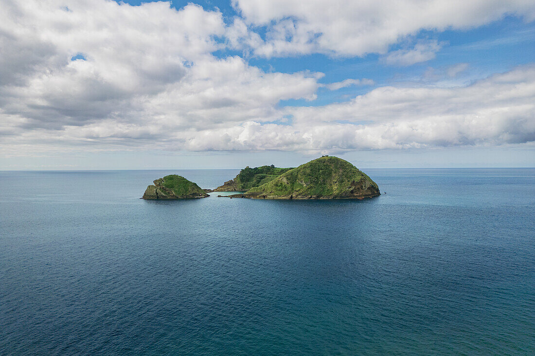 Luftaufnahme der kleinen Vulkaninsel Ilhéu de Vila Franca do Campo auf der Insel Sao Miguel, Azoren