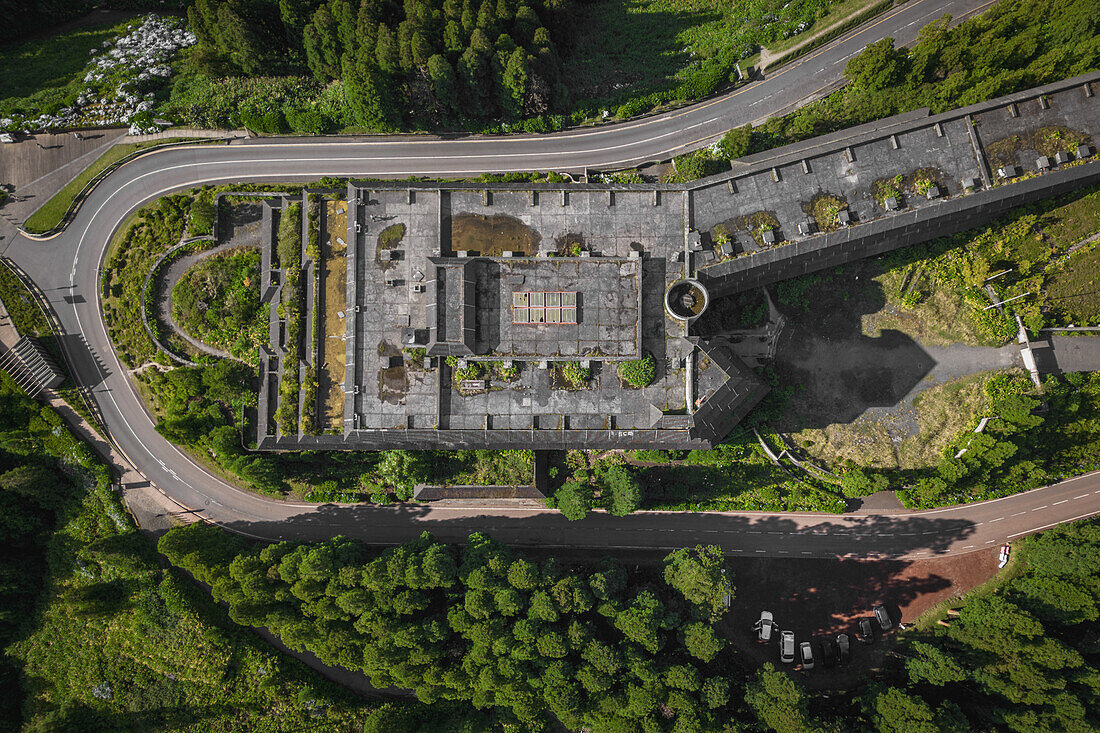 Blick von oben auf die Ruinen des Monte Palace Hotel auf Sao Miguel, Azoren