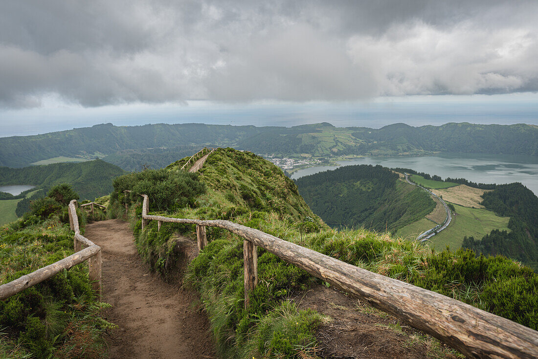 Der Wanderweg hinauf zum Miradouro da Boca do Inferno auf Sao Miguel, Azoren