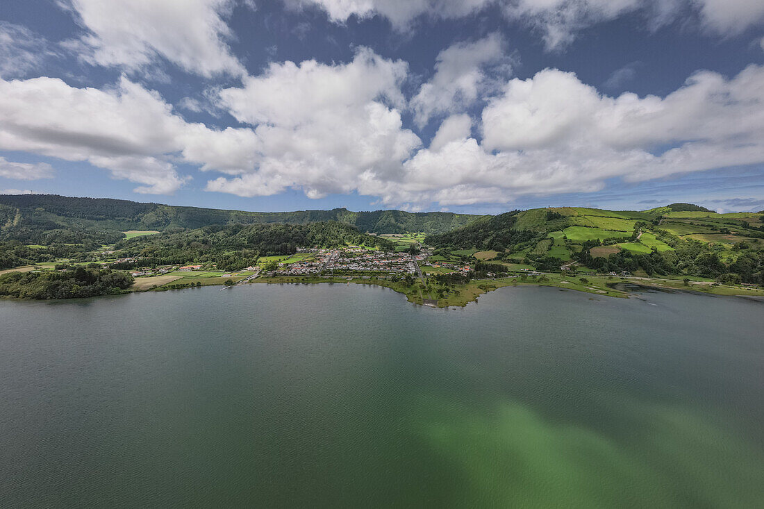 Luftaufnahme des kleinen Ortes Sete Cidades am Kratersee Lagoa Azul auf der Insel Sao Miguel, Azoren.