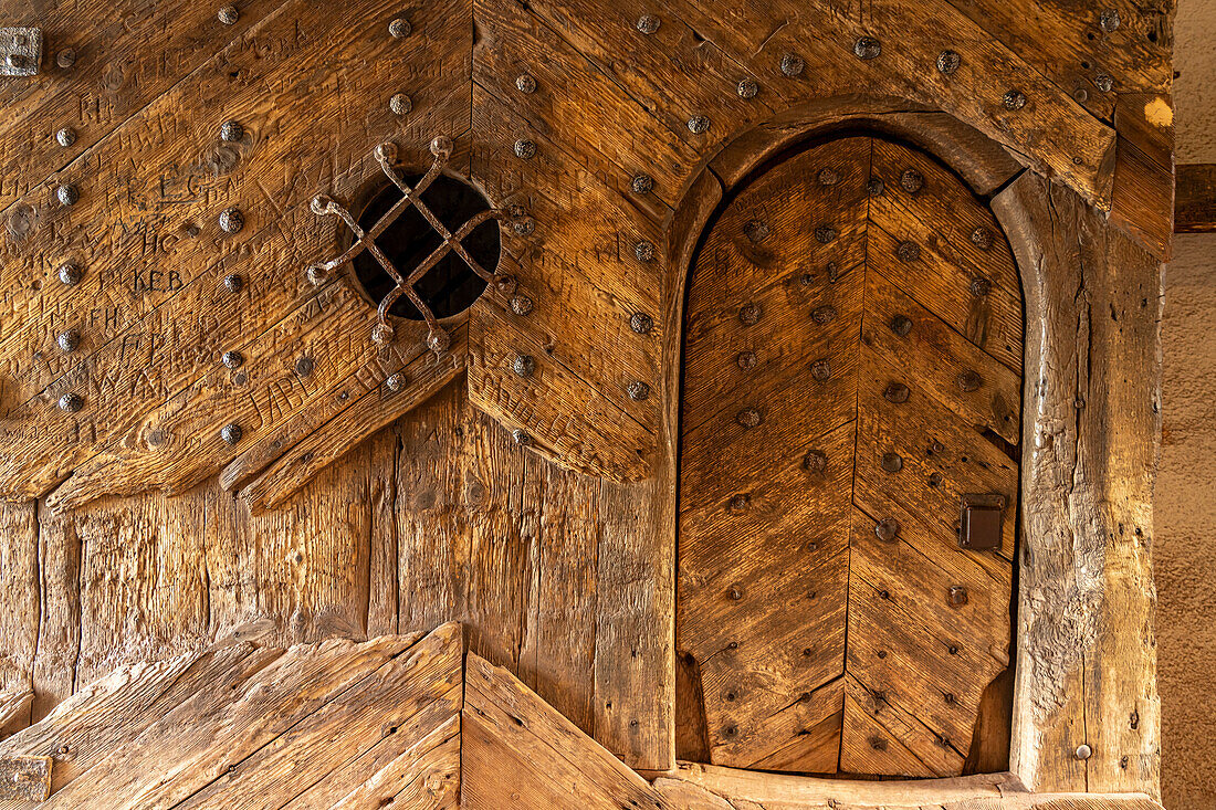 Holztür im Torhaus der Wartburg, UNESCO Welterbe in Eisenach, Thüringen, Deutschland 