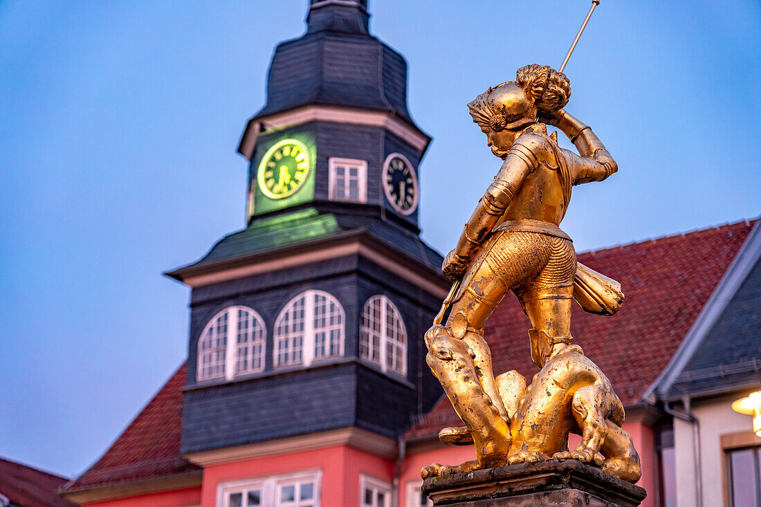 Der goldene Stadtheilige Sankt Georg auf dem Georgsbrunnen und das Rathaus am Marktplatz Eisenach, Thüringen, Deutschland 