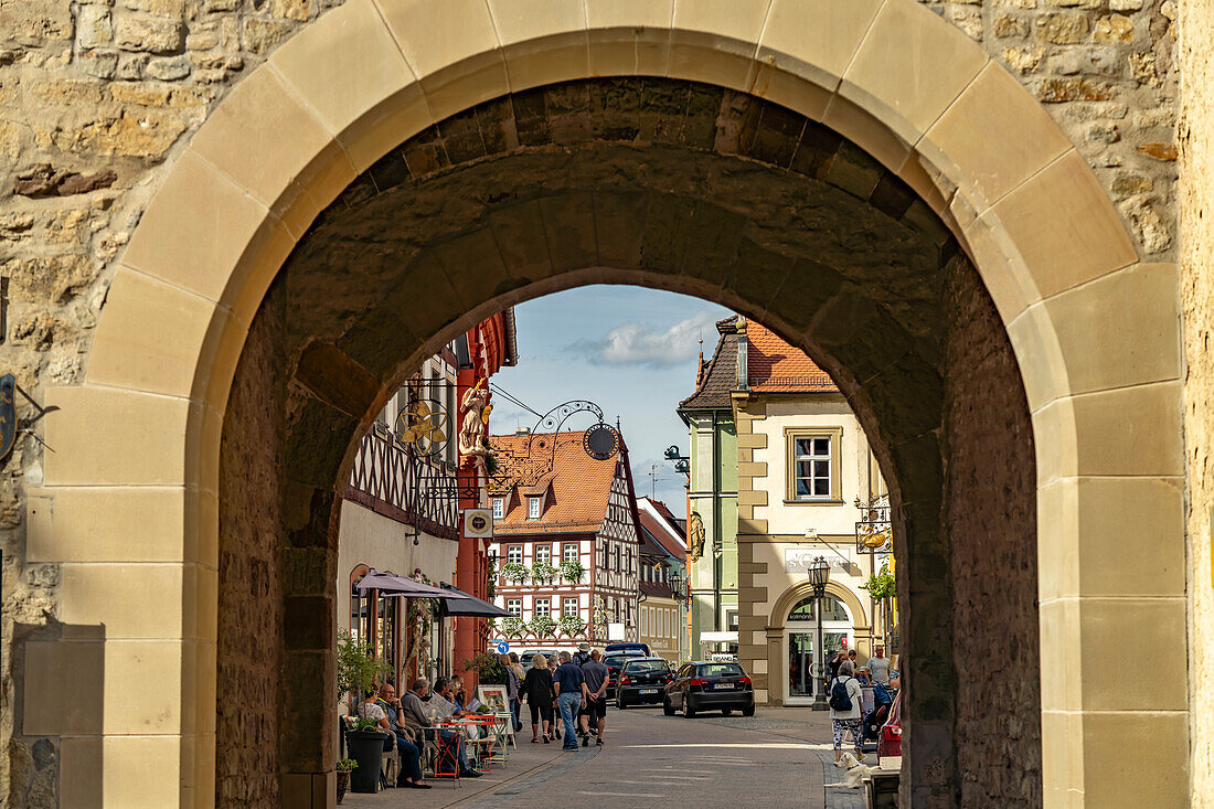 Blick durch das Obere Tor nach Volkach, Unterfranken, Bayern, Deutschland
