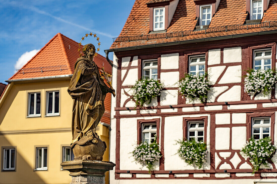 Statue Maria Immaculata auf dem Marktplatz in Volkach, Unterfranken, Bayern, Deutschland