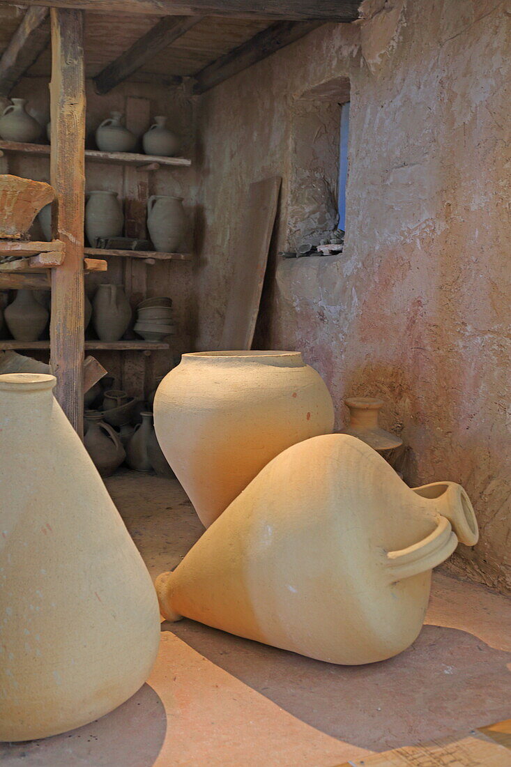 Tonwaren im Gallorömischen Töpfermuseum Amphoralis in Sallèles-d'Aude, bei Narbonne, Département Aude, Okzitanien, Frankreich