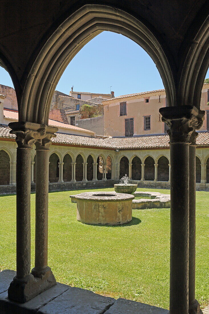 Kreuzgang der Abtei Abbaye de Saint-Hilaire, St. Hilaire, Nähe Carcassonne, Département Aude, Okzitanien, Frankreich