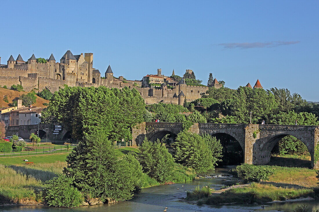  Pont Vieux over the Aude River and the historic old town Cité de Carcassonne, Aude department, Occitanie, France 