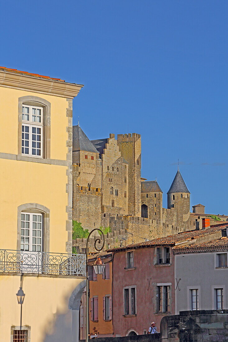 Häuser entlang der Straße Rue Trivalle, im Hintergrund die Festung Cité de Carcassonne, Departement Aude, Okzitanien, Frankreich