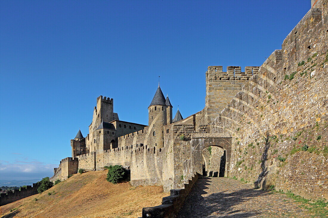  City walls with the Porte de l&#39;Aude, Cité de Carcassonne, Aude department, Occitanie, France 
