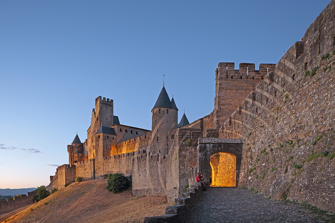 Abendstimmung und Blick zum Eingangstor Porte de l'Aude, Festung Cité de Carcassonne, Departement Aude, Okzitanien, Frankreich