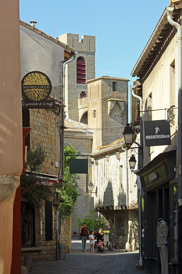 Blick durch die Rue Saint-Louis auf die Basilika Saint-Nazaire, Cité de Carcassonne, Departement Aude, Okzitanien, Frankreich