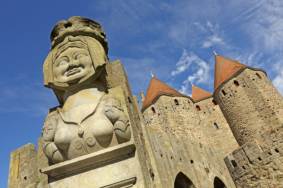 Büste der Dame Carcas vor der Porte Narbonnaise, Festung Cité de Carcassonne, Departement Aude, Okzitanien, Frankreich