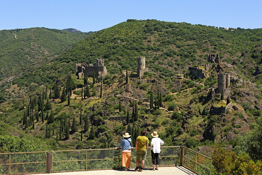 Aussichtspunkt Belvedere zu allen vier Burgen Châteaux de Lastours, Lastours, Montagne Noire, Nähe Carcassonne, Département Aude, Okzitanien, Frankreich