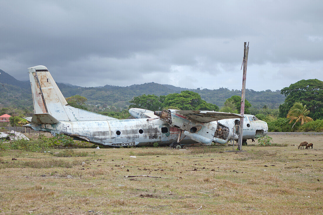 Lost Place - Verlassener Flugplatz mit Wrack auf Grenada, Karibik