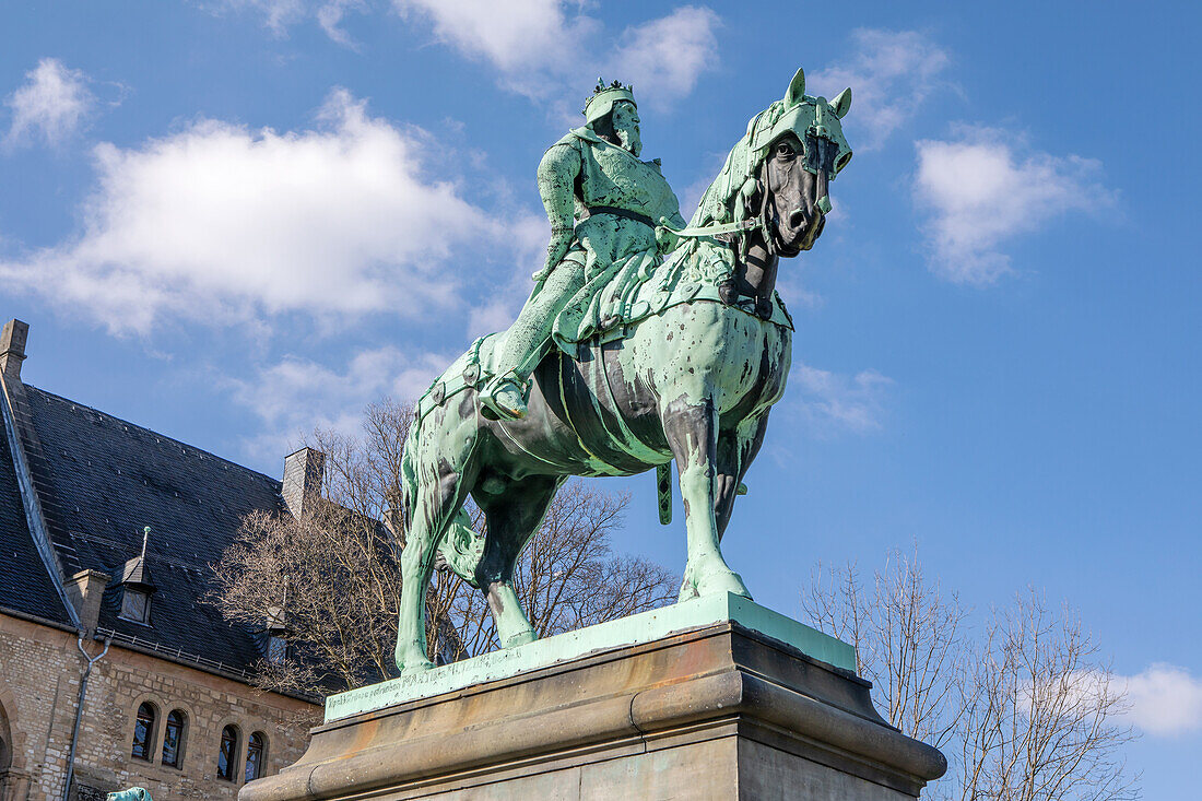  Equestrian statue of &quot;Wilhelm the Great&quot; in front of the Imperial Palace, Goslar, Lower Saxony, Germany 